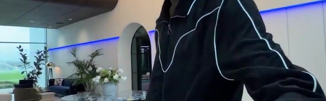 情绪价值拉满！非洲杯冠军萨尔回热刺 里沙利松拿他的奖牌亲一口