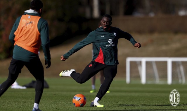 博鱼电竞-米兰队发布训练组图备战新赛季|ac米兰_新浪体育_新浪新闻