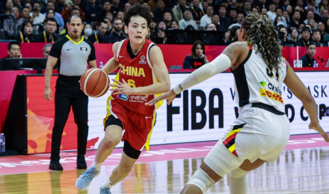 博鱼电竞-女篮队长杨舒予10中3：仅7+3+4+2+1 下半场4中0遭冻结